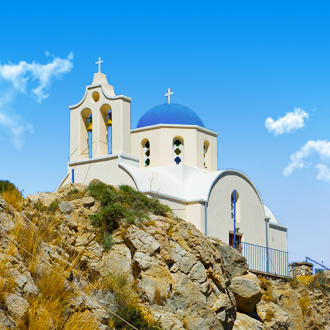 Een orthodoxe kerk in Kamari op Santorini, Griekenland