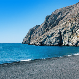 Een vulkanisch strand in Kamari op het Griekse eiland Santorini