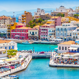 Uitzicht op gekleurde gebouwen in Agios Nikolaos op het Griekse eiland Kreta