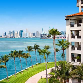 Wuivende palmbomen aan de kust in Miami