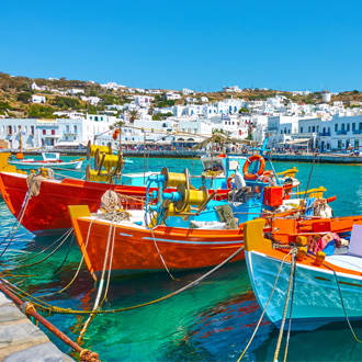 Haven met oude gekleurde vissersbootjes in Mykonos-stad in Griekenland