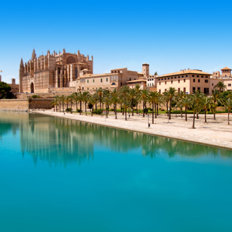 Kathedraal van Palma de Mallorca met blauwe lucht