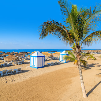 Uitzicht op El Duque strand met tropische palmbomen op Tenerife, Canarische Eilanden