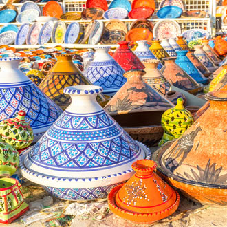 Schaaltjes van keramiek op de markt in Tunesië bij Port el Kantaoui