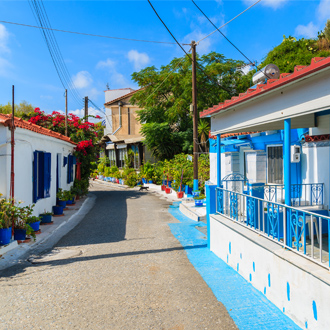 Kleurrijke huizen op straat in de stad Pythagorion