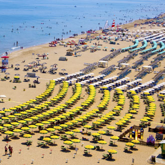Het zandstrand van Rimini met parasols, ligbedden en zee
