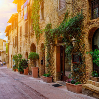 Typisch straatje in San Gimignano, Italië