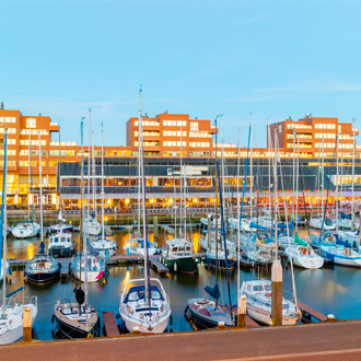De haven van Scheveningen met vissersbootjes in Nederland