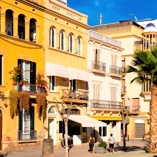 Straatje met winkels en cafés in Sitges