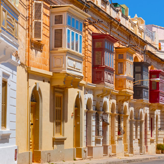 Traditionele Maltese kleurvolle houten balkonnen in Sliema, Malta