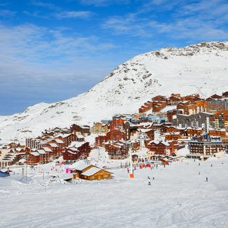 Een luchtfoto van het Franse skidorp Val Thorens in Frankrijk