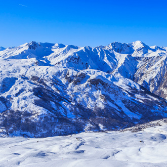 Uitzicht op het berglandschap van Val Thorens in de Franse Alpen in Frankrijk