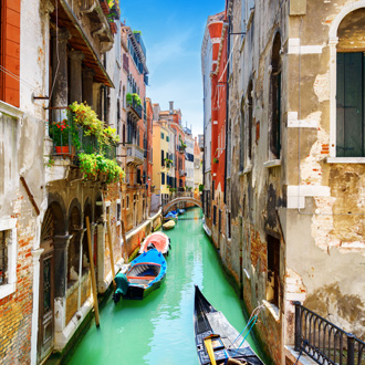 Gondels in het water in Venetie, Italie