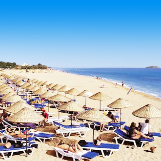 Het Cactus Club Yali Resort met strandbedjes in Gumuldur, Turkije