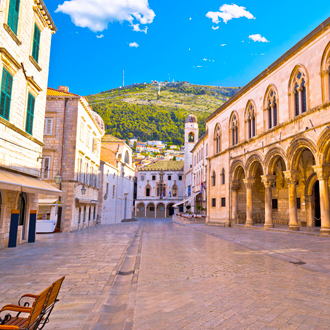 Straat met berg op achtergrond in Dubrovnik