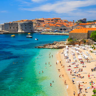 Oude stad en het strand in Dubrovnik