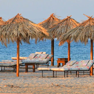 Tigaki strand met parasols en ligbedden op Kos, Griekenland