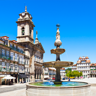Een-van-de-meest-centrale-en-belangrijke-pleinen-in-Guimaraes-Portugal