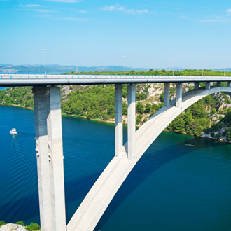 Foto van de Sibenik brug over de rivier Krka