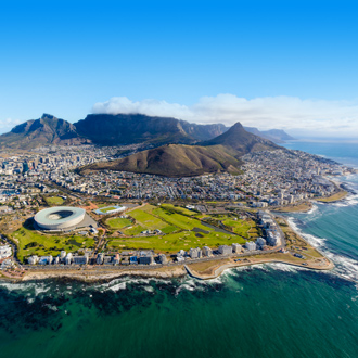 Uitzicht over Kaapstad met stadion en Tafelberg