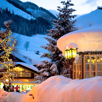 Gebouwen, sneeuw en bergen in Saalbach-Hinterglemm, Oostenrijk