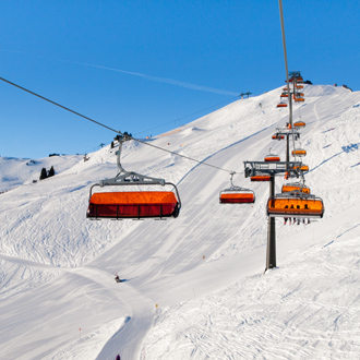 Gekleurde skiliften in Saalbach-Hinterglemm in Tirol, Oostenrijk