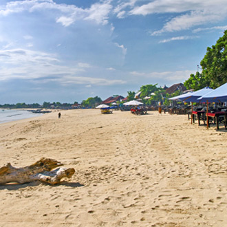 Strand op Benoa met parasols en palmbomen, Bali 