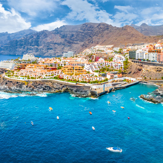 Landschap van Puerto Santiago, met uitzicht over de zee, huisjes en de rots Los Gigantes op Tenerife