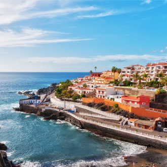 Uitzicht op Puerto Santiago met gekleurde huisjes en de zee, Tenerife