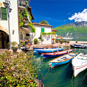 Kleurrijke bootjes in het water bij Limone sul Garda