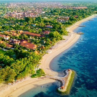 Luchtfoto van het beroemde strand van Sanur met de prachtige zee in Bali Indonesie