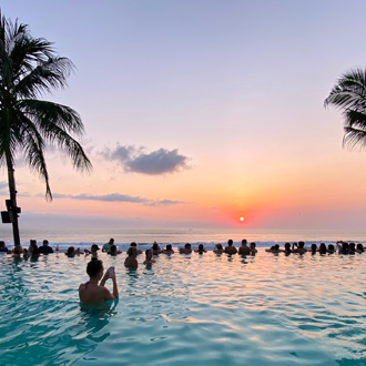 Het zwembad in Seminyak op Bali in Indonesie