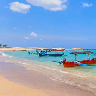Traditionele vissersboten op het strand van Kuta vlakbij Seminyak in Indonesie 