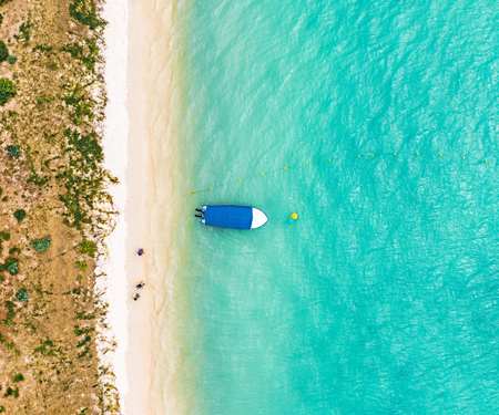 <p>Bootje voor de kust van Mauritius</p>