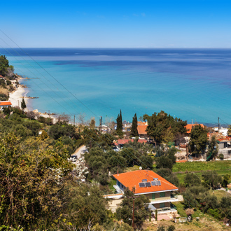 Uitzicht op gebouwen en de helderblauwe zee in Kallithea op Chalkidiki. Griekenland