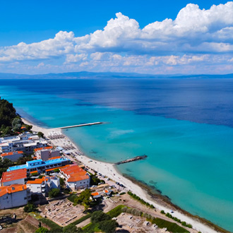 Uitzicht op de zee en huizen in Kallithea, Chalkidiki