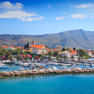 Berglandschap en de haven van Orebic op Peljesac in de regio Zuid Dalmatie