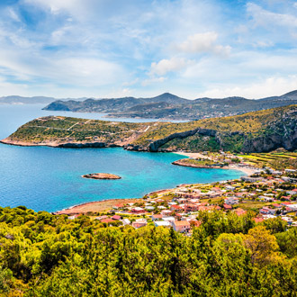 <p>Baai van Paralia in Griekenland met helderblauwe zee en bergen</p>