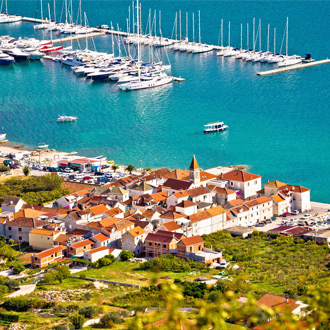 Panorama foto van Seget Donji, met kristalblauwe zee en groen landschap