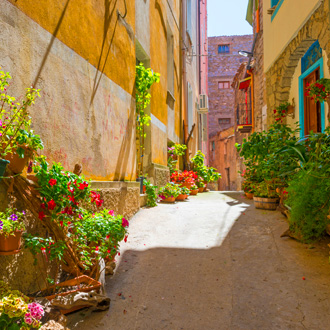Foto van een mooi straatje met bloemen en planten in het centrum van Cala Gonone Sardinie