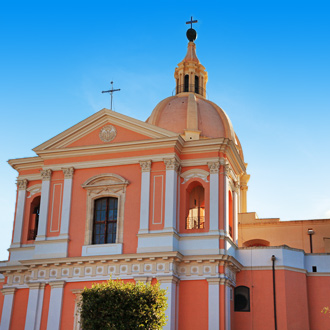 Een gekleurde kerk in Giovinazzo, Italie