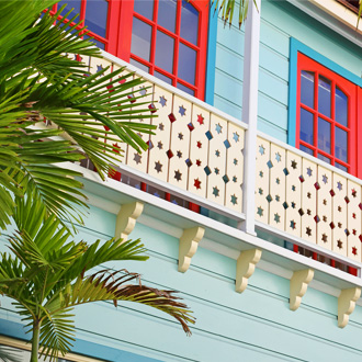 <p>Kleurrijke huisjes in de stad Philipsburg op Sint Maarten</p>