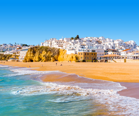 <p>Albufeira vanaf de zee</p>