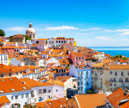 <p>Lissabon met zee op de achtergrond</p>
