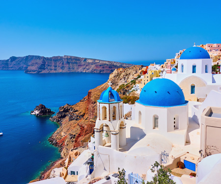 <p>Witte huizen met blauwe daken op Santorini in Griekenland</p>