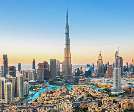 <p>Skyline van Dubai met de Burj Khalifa in het midden</p>