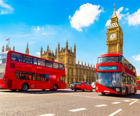 <p>Dubbeldekkers rijden langs de Big Ben</p>