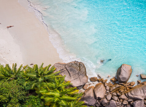 <p>Een luchtfoto van een tropisch strand op de Seychellen</p>