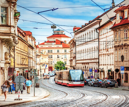 <p>Stadsbeeld met tram in de hoofdstad Praag</p>