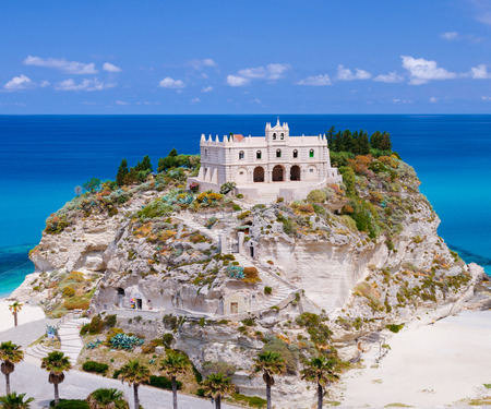 <p>Foto van een fort op een rots in Calabria, Italie</p>